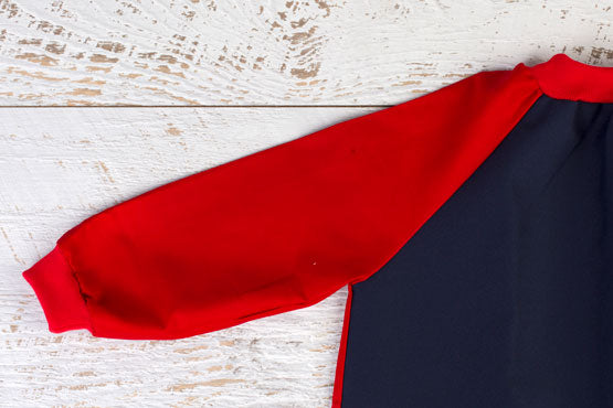 Pattern free navy art smock with red sleeves